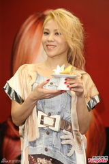 组图：蔡健雅出书自嘲厚脸皮 青峰上门讨甜点