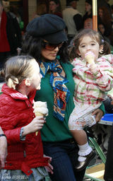 幻灯图集：萨尔玛-海耶克带女儿畅游洛杉矶