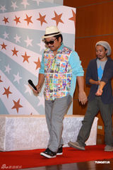 组图：天心黑色深V礼服性感出席记者会