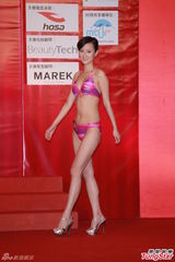 组图：候选亚姐泳装亮相 韩国选手压鼻否认整容