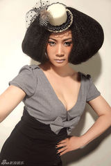 幻灯图：芙蓉姐姐最新写真 露乳沟挑战Gaga