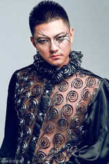 组图：彭博变妖冶王子另类形象宣传《河2》