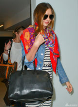 组图：米兰达长裙亮相机场 印花丝巾光彩靓丽