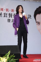 组图：萧敬腾帮擦保养品粉丝乐翻