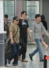 组图：黎明和助理来京 车内与司机聊天抽烟