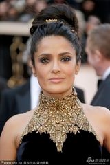 组图：萨尔玛-海耶克高领礼服尽显高贵迷人