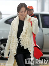 组图：金泰熙白衣紧身裤帅气现身机场飞上海