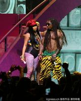 组图：麻辣鸡个唱粉丝强行上台 与保镖激烈扭打