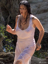 组图:莫妮卡-贝鲁奇现身片场 透视装湿身秀豪乳