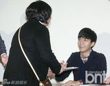组图：韩星李升基现身签名会 吐舌大笑心情好