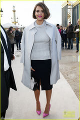 组图：阿尔芭涂粉色口红进秀场 挽友人不停甜笑