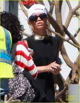 组图：蕾哈娜不规则裙装超个性 一路狂煲电话粥