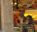 组图：艾薇儿与未婚夫巴黎街头牵手散步