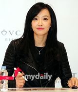 组图：韩团f(x)为品牌站台 宋茜优雅雪莉甜美