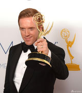 组图：戴米恩-路易斯后台亲吻剧情类最佳男主角奖杯