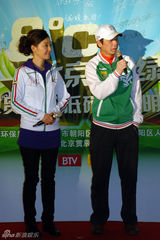 幻灯图：冯小刚徐帆骑车倡导低碳 为玉树捐款20万