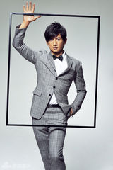 高清图：吴奇隆型男戴领结 打造另类黑色幽默