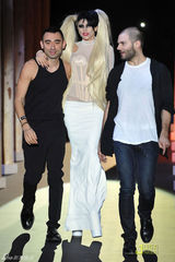 组图：Lady Gaga出席时装秀 脸上点痣造型依旧雷人