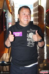 组图：陈百祥欲备护膝贺台庆 余咏珊否认加奖金