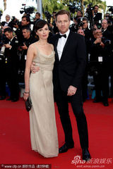 组图：麦克格雷格携妻走秀显恩爱