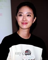 组图：桂纶镁赴韩宣传影片《女朋友男朋友》