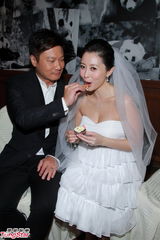 组图：汤盈盈吃熊猫饼干 与钱嘉乐秀恩爱