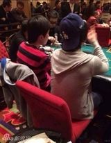 组图：汪峰现赌场小赌怡情 黑超遮面扮低调