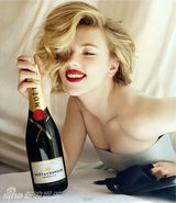 组图：斯嘉丽-约翰逊写真性感演绎法国香槟广告