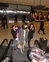 组图：黎姿平安夜携两女外出购买圣诞礼物