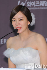 组图：韩星崔元英迎娶沈宜英 曾演《继承者》