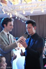 组图：吕一江洋携手亮相时尚活动