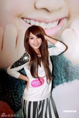 幻灯图：杨丞琳展可爱魅力 笑称上围还好不需丰胸