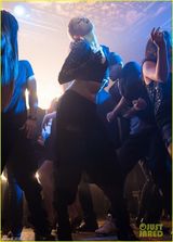 组图：赛琳娜MV花絮曝光 红唇冶艳秀蛮腰翘臀