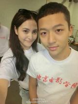 组图：北影表演系新生K歌照竖中指显不雅