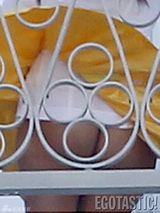 组图：好莱坞名媛卡戴姗阳台走光露丰臀