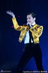 组图：黄伟文作品展开唱 陈奕迅拄拐演唱助阵