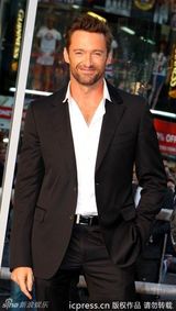 组图：《铁甲钢拳》伦敦首映 休-杰克曼比划拳脚