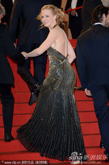 组图：妮可戛纳走红毯 长裙高贵大秀无瑕美背