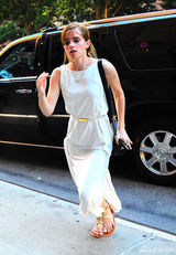 组图：沃特森白色连衣裙出街 下车飞奔秀美腿