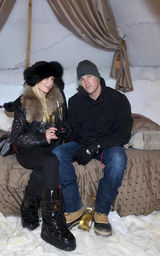 幻灯图集：希尔顿和男友滑雪度假直升机接送