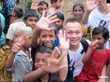 组图：梁祖尧探访孟加拉国 为失明儿童送温暖