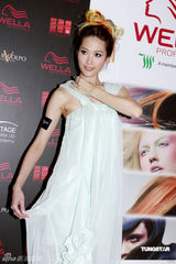 幻灯图：黄宗泽礼帽造型抢眼 与胡杏儿同场不合影 