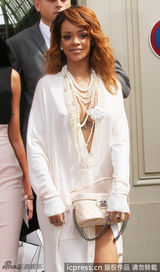 组图：蕾哈娜纯白造型亮相 深V高开叉秀性感