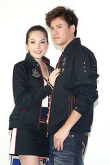 高清组图：李圣杰许玮宁合作拍照 为体育用品站台