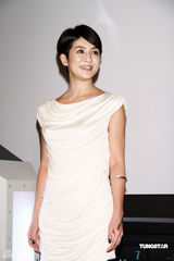 幻灯图集：杨采妮白色晚装出镜 大秀窈窕玉背