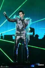 组图：周杰伦首次高雄开唱 江蕙助阵合唱《屋顶》