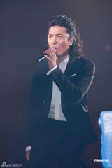 组图：容祖儿突破尺度演绎性感 与猛男贴身热舞