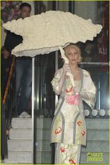 组图：Gaga挤乳沟扮日本艺妓 高举硕大贝壳伞