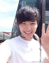 组图：严禹豪酷似李敏镐顺利晋级 生活照阳光