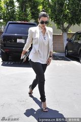 组图：金-卡戴珊黑超遮面衣着时尚干练